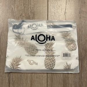NWT ALOHA Collection gold pineapple small zippered pouch :)